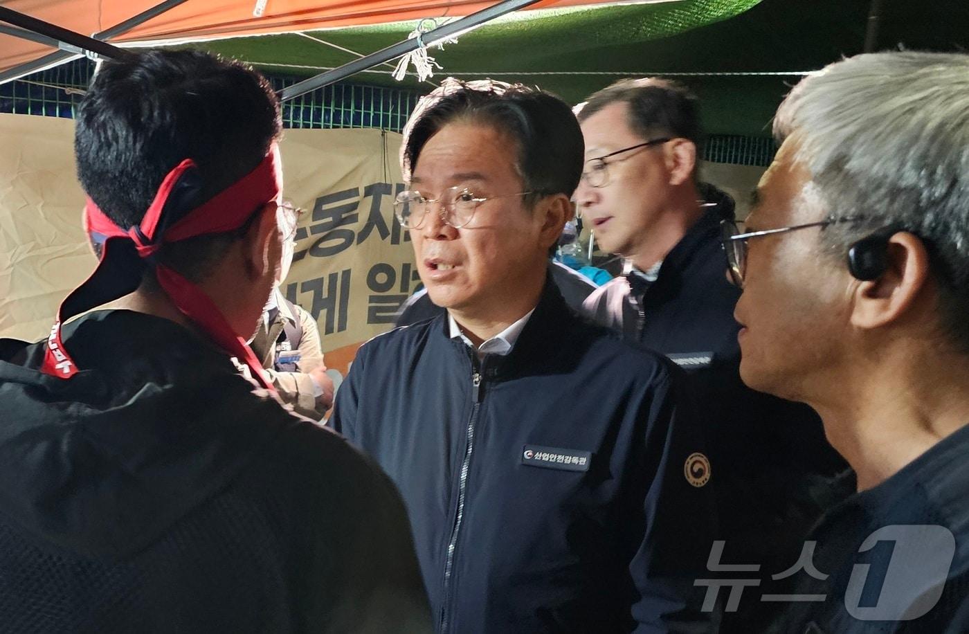 본문 이미지 - 김영훈 고용노동부 장관이 20일 진주시 정촌면 CU 진주물류센터 앞 화물연대 집회 현장을 방문했다. 2026.4.20 ⓒ 뉴스1 한송학 기자