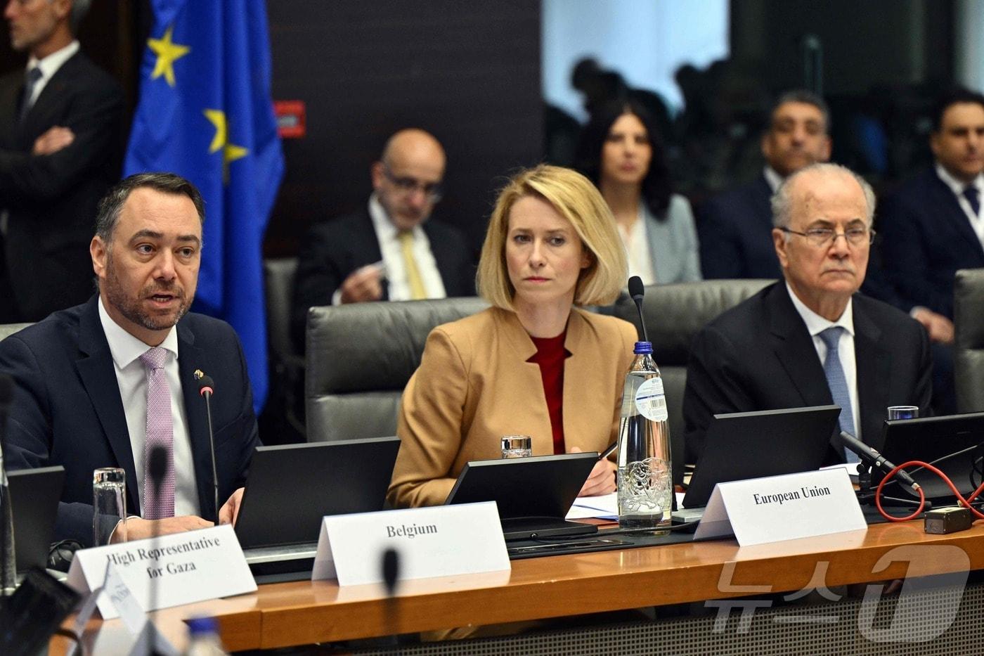 본문 이미지 - 막심 프레보 벨기에 외무장관(왼쪽)과 카야 칼라스 유럽연합(EU) 외교안보 고위대표, 무함마드 무스타파 팔레스타인 자치정부 총리가 20일(현지시간) 브뤼셀에서 열린 '두 국가 해법을 위한 국제 연합' 회의에 참석하고 있다. 2026.4.20 ⓒ AFP=뉴스1