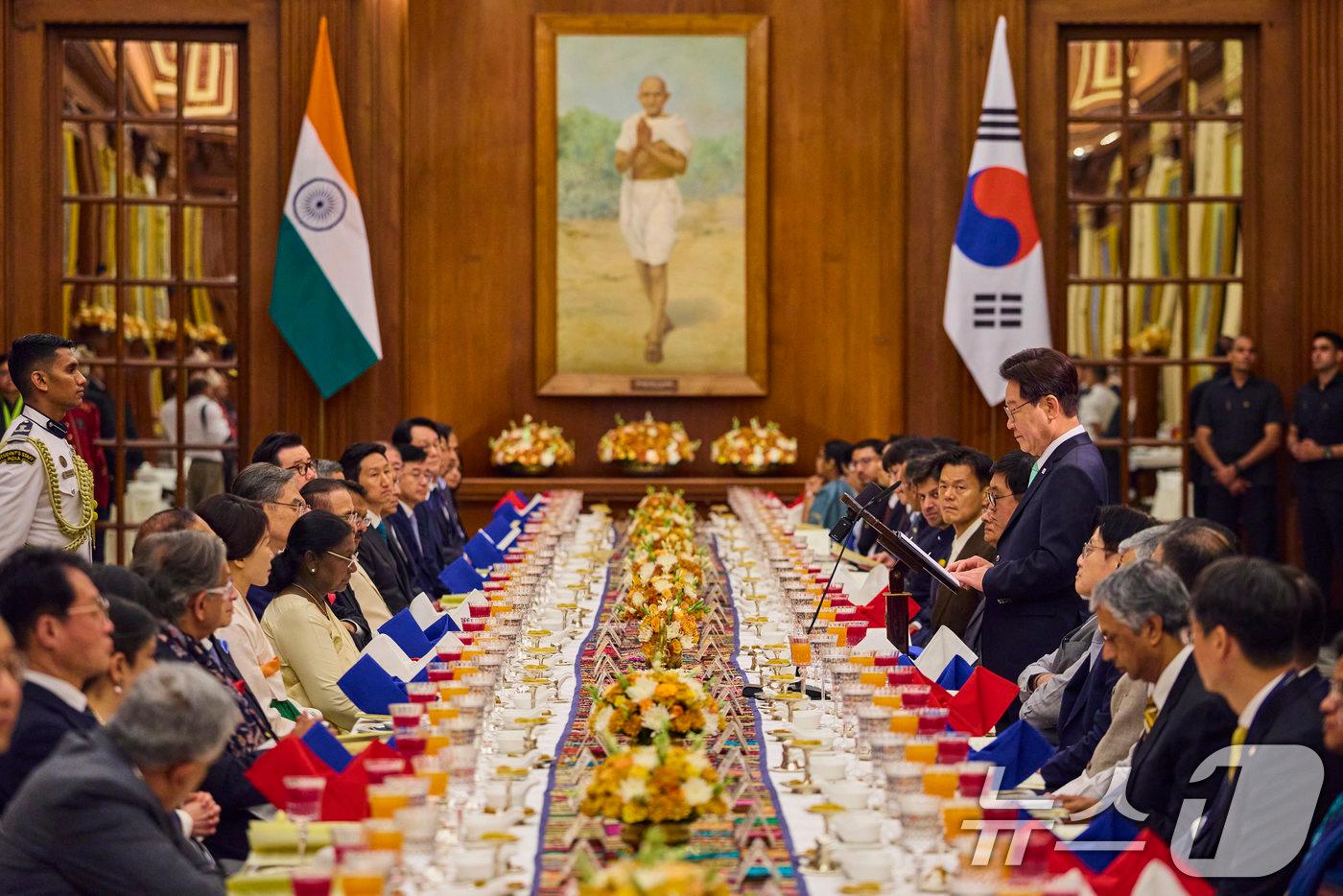 본문 이미지 - 이재명 대통령이 20일 뉴델리 대통령궁에서 열린 드라우파디 무르무 인도 대통령 주최 국빈만찬에서 건배사를 하고 있다. (공동취재) 2026.4.21 ⓒ 뉴스1 이재명 기자