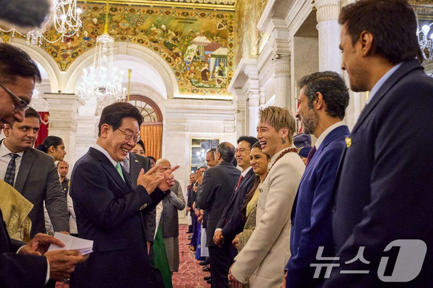 본문 이미지 - 이재명 대통령이 20일 인도 뉴델리 대통령궁에서 드로우파디 무르무 인도 대통령 주최 국빈 만찬에 참석한 가수 아우라(박민준)와 인사하고 있다. (공동취재) 2026.4.21 ⓒ 뉴스1 이재명 기자