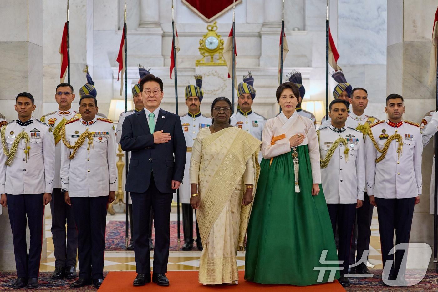 본문 이미지 - 이재명 대통령과 김혜경 여사가 20일 뉴델리 대통령궁에서 열린 드라우파디 무르무 인도 대통령 주최 국빈만찬에서 국민의례를 하고 있다. (공동취재) 2026.4.21 ⓒ 뉴스1 이재명 기자