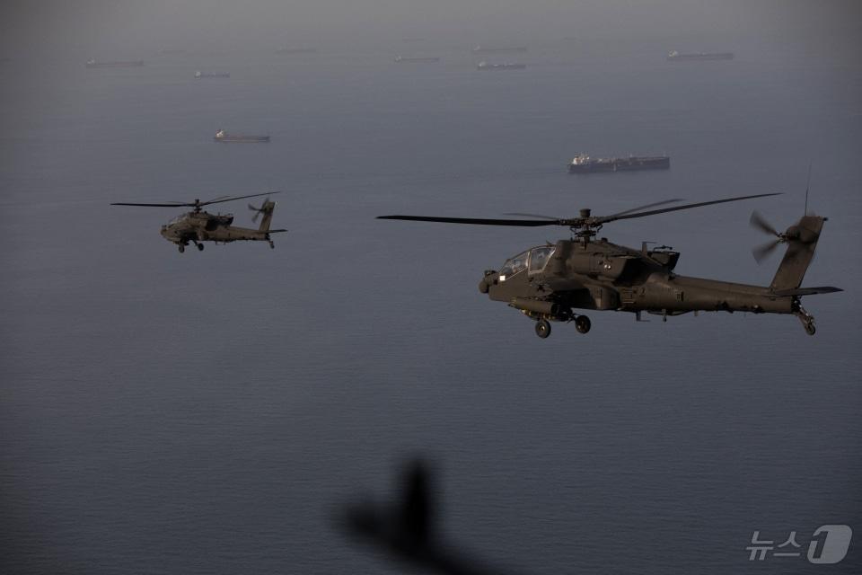 본문 이미지 - 미군 중부사령부(CENTCOM)가 엑스(X) 계정을 통해 공개한 사진으로 AH-64 아파치 헬기가 지난 17일(현지시간) 호르무즈 해협 상공을 비행하고 있다. (재판매 및 DB금지) 2026.04.20. ⓒ AFP=뉴스1