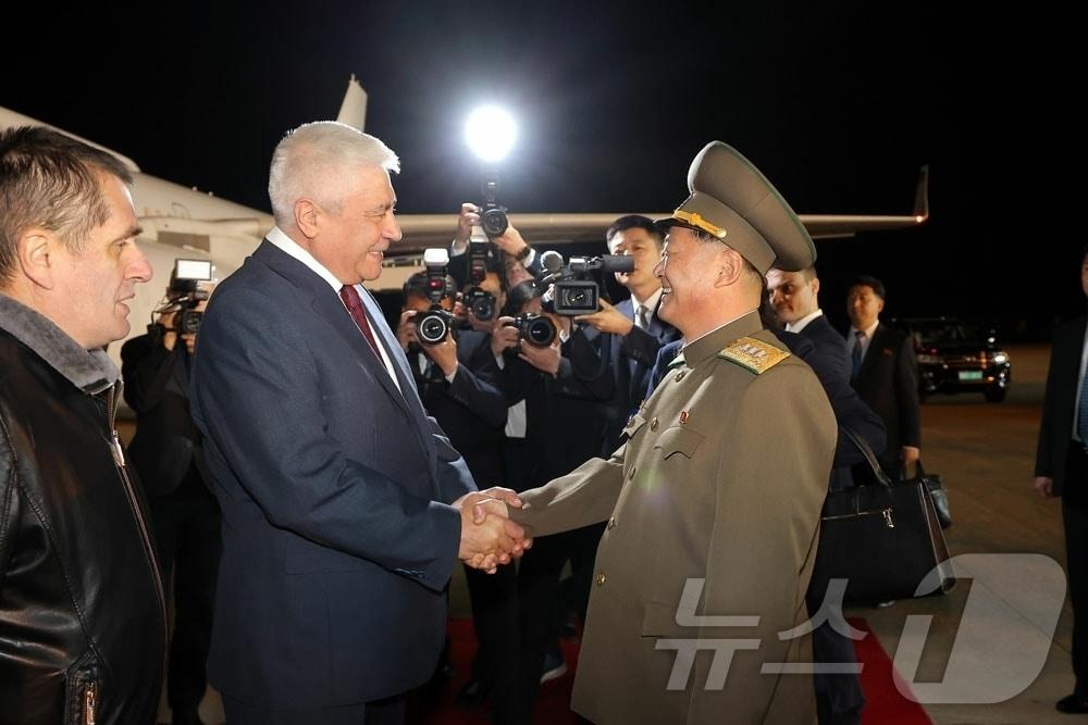 본문 이미지 - (평양 노동신문=뉴스1) = 북한 노동당 기관지 노동신문은 21일 "조선민주주의인민공화국 사회안전성의 초청에 따라 우리 나라를 방문하는 러시아연방 내무성 대표단이 평양에 도착하였다"라고 보도했다. 대표단 단장은 블라디미르 콜로콜체프 러시아 내무부 장관이 맡았다. [국내에서만 사용가능. 재배포 금지. DB 금지. For Use Only in the Republic of Korea. Redistribution Prohibited] rodongphoto@news1.kr