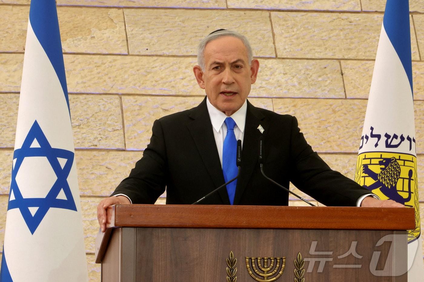 본문 이미지 - 베냐민 네타냐후 이스라엘 총리가 20일(현지시간) 예루살렘에서 메모리얼 데이 개막 행사에 참석해 연설하고 있다. 2026.4.20. ⓒ 뉴스1 ⓒ 로이터=뉴스1