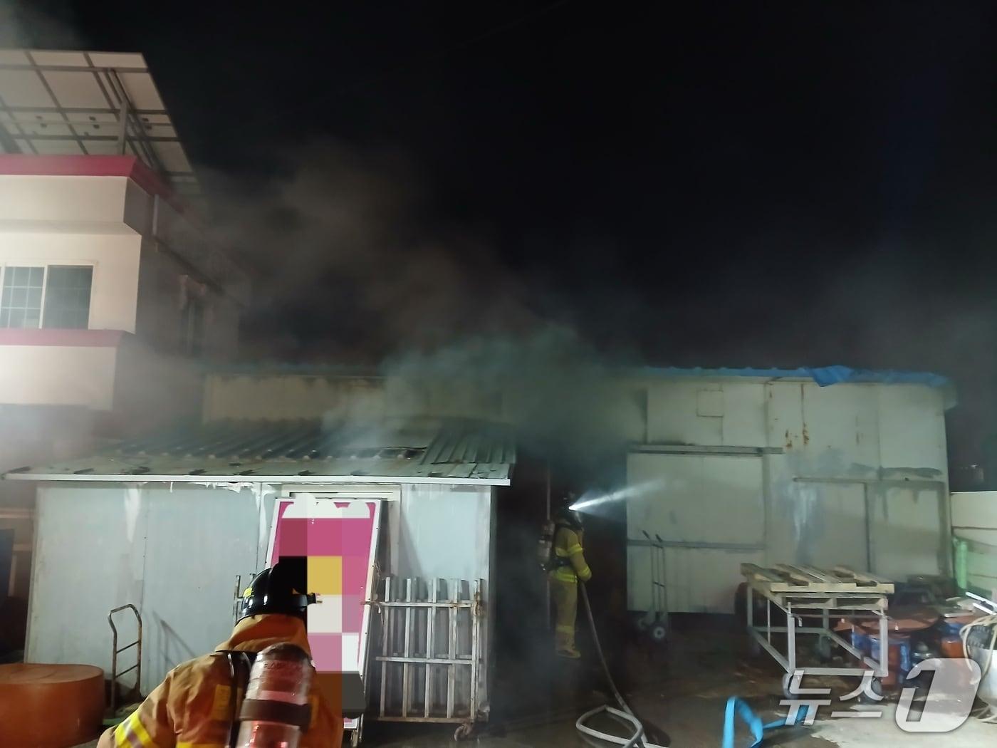 본문 이미지 - 20일 오후 7시 24분쯤 경북 포항시 남구 구룡포읍 하정리 한 식당 외부 창고에서 불이 나 진화 대원들이 불을 끄고 있다.(경북소방본부 제공. 재판매 및 DB 금지)2026.4.21/뉴스1