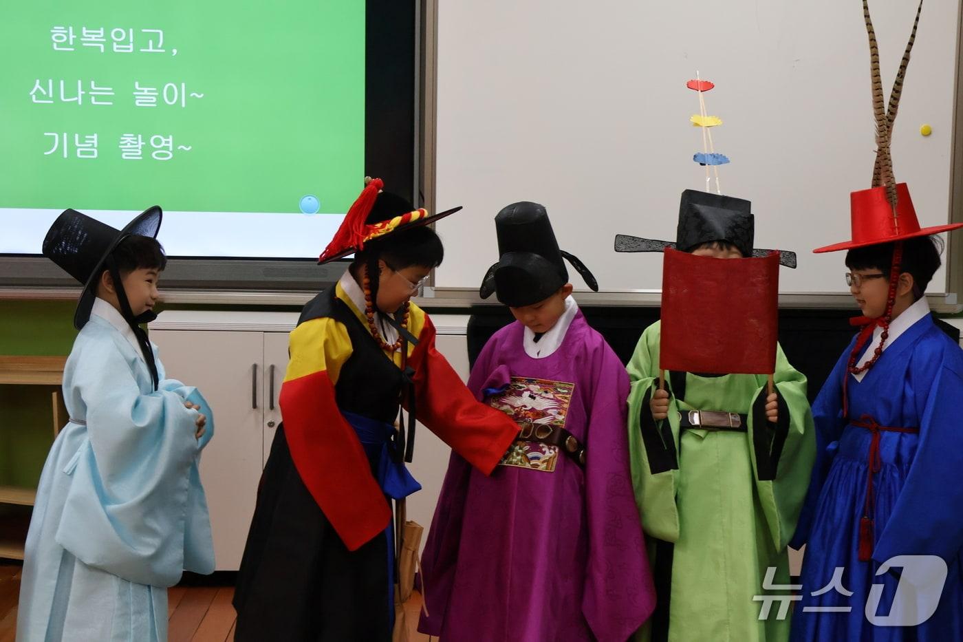 본문 이미지 - 찾아가는 한복문화교육 운영 모습.(부산시교육청 제공. 재판매 및 DB금지)