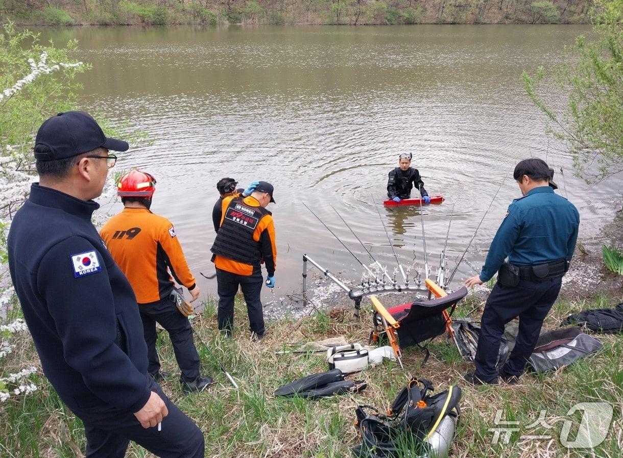 본문 이미지 - 20일 오후 3시28분쯤 경북 청송군 주왕산면 지리 한 저수지에서 물에 빠진 70대를 구조대원들이 수색하고 있다.(경북소방본부 제공. 재판매 및 DB 금지)2026.4.21/뉴스1
