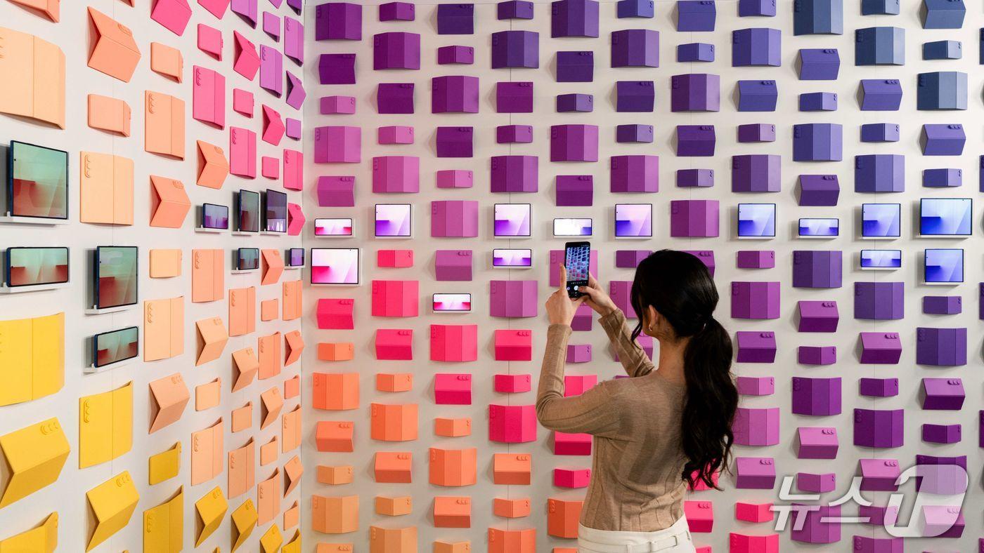 본문 이미지 -  20일 이탈리아 밀라노에서 열린 '밀라노 디자인위크 2026'에 참가한 삼성전자 부스에 설치된 갤럭시 폴더블폰으로 구성된 아트월 (사진제공 = 삼성전자)