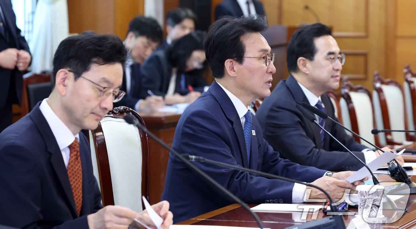 본문 이미지 - 김민석 국무총리가 21일 서울 종로구 세종대로 정부서울청사에서 열린 전남광주통합특별시 출범 준비 점검회의에서 모두 발언을 하고 있다. 2026.4.21 ⓒ 뉴스1 김명섭 기자