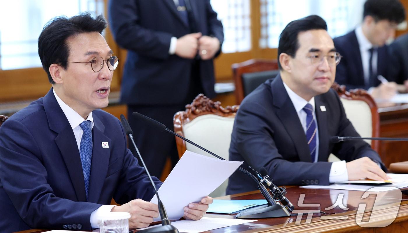 본문 이미지 - 김민석 국무총리가 21일 서울 종로구 세종대로 정부서울청사에서 열린 전남광주통합특별시 출범 준비 점검회의에서 모두 발언을 하고 있다. 2026.4.21 ⓒ 뉴스1 김명섭 기자