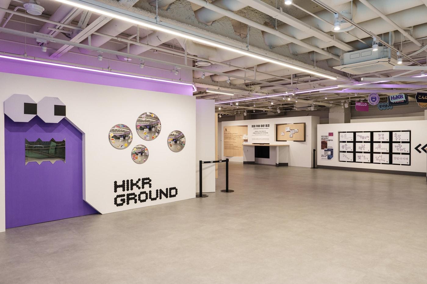 본문 이미지 - 포토존이 보이는 전시장 전경(한국관광공사 제공) 