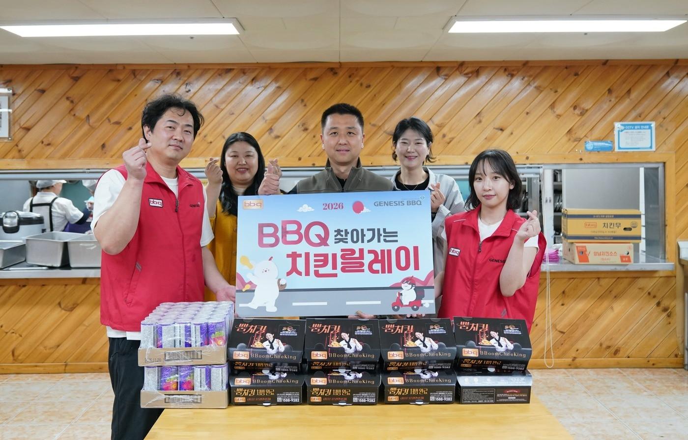 본문 이미지 -  BBQ 직원들이  20일 경기도 이천에 위치한 중증장애인 보호시설 '엘리엘동산'을 방문해 황금올리브 치킨  100인분을 전달 후 기념 촬영을 하는 모습.(BBQ 제공)