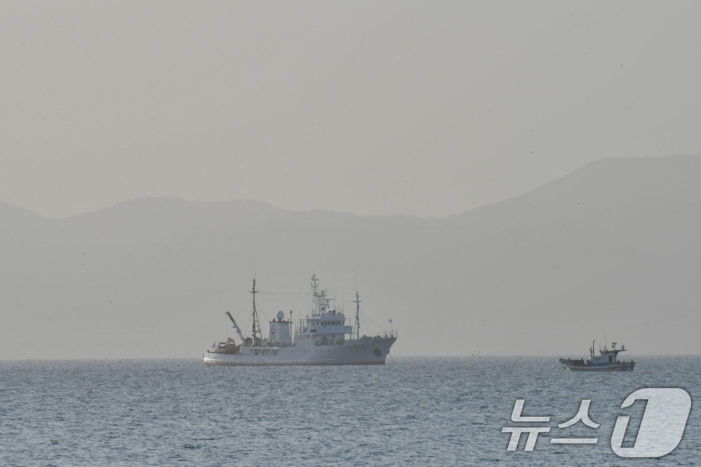 본문 이미지 - 21일 오전 경북 포항시 북구 영일대해수욕장 앞 바다 상공 위로 황사와 희뿌연 초미세먼지가 가득하다. 2026.4.21 ⓒ 뉴스1 최창호 기자