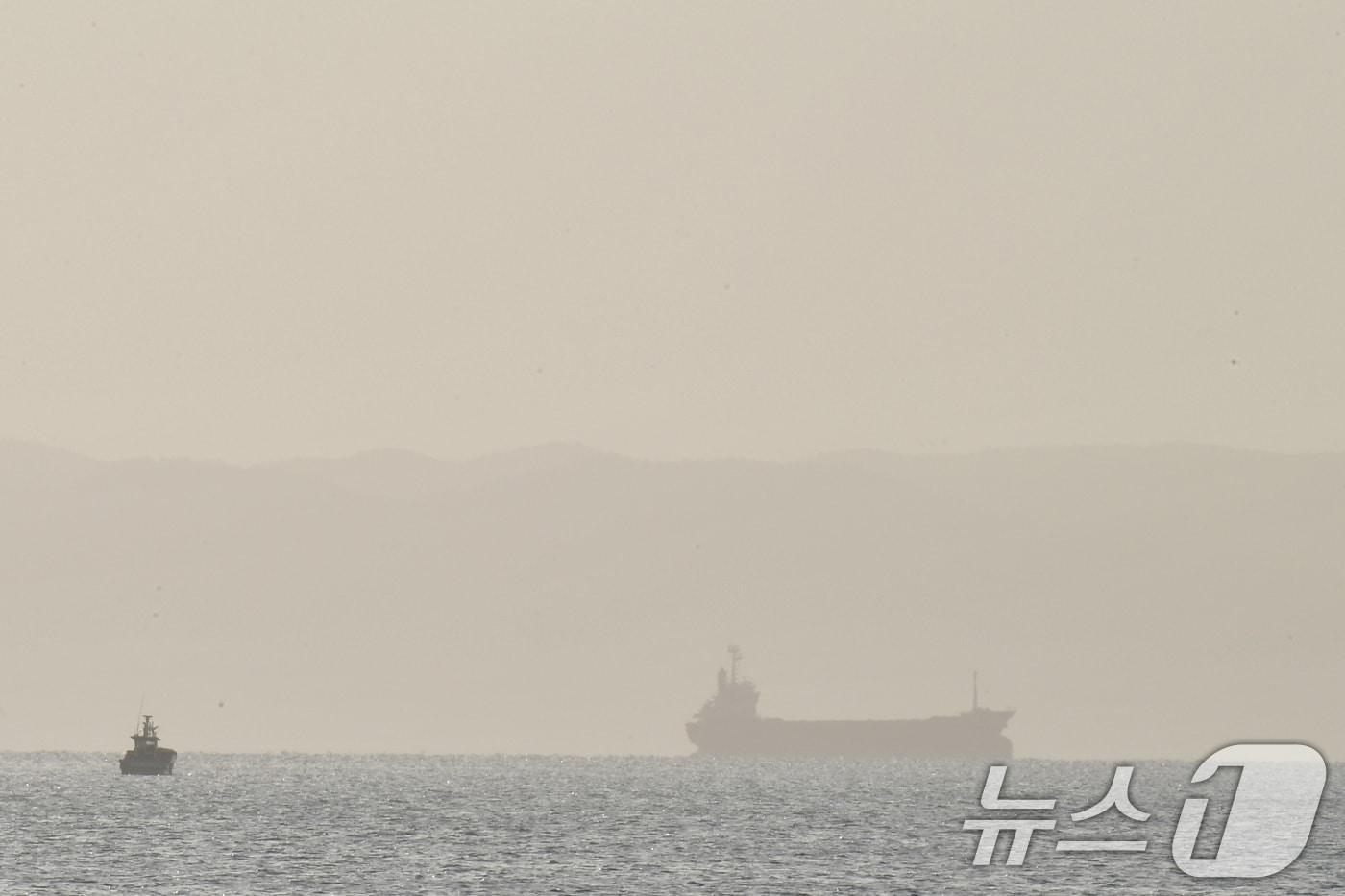 본문 이미지 - 21일 오전 경북 포항시 북구 영일대해수욕장 앞 바다 상공 위로 황사와 희뿌연 초미세먼지가 가득하다. 2026.4.21 ⓒ 뉴스1 최창호 기자