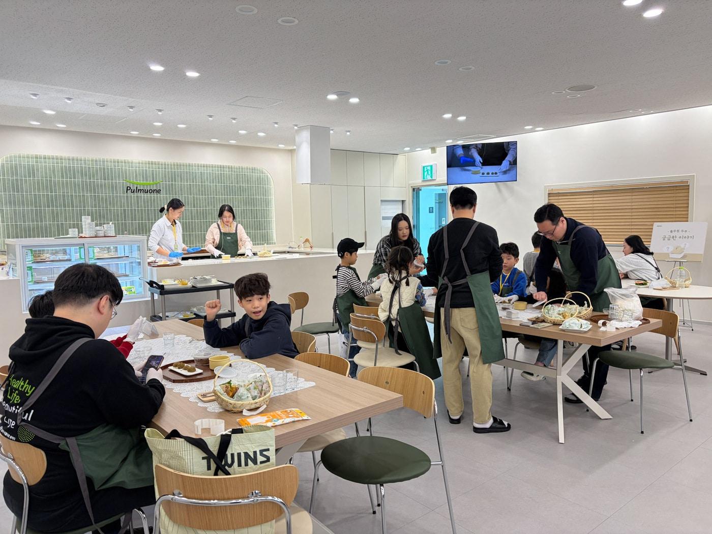 본문 이미지 - 공장견학 프로그램에 참가한 가족 고객들이 쿠킹 클래스에서 아이들과 함께 두부 요리를 만들어보고 있다.(풀무원 제공)