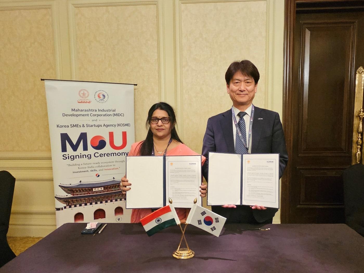 본문 이미지 - 중소벤처기업진흥공단은 21일 인도 뉴델리에서 마하라슈트라 산업개발공사(MIDC)와 투자 촉진 및 산업 협력을 위한 업무협약(MOU)을 체결했다 (중진공 제공)