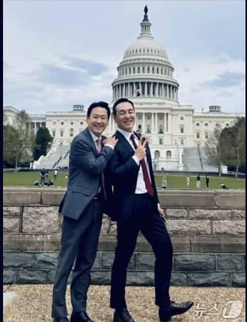 본문 이미지 - 장동혁 국민의힘 대표와 김민수 최고위원이 지난 14일(현지시간) 미국 워싱턴 국회의사당을 배경으로 기념사진을 찍고 있는 모습. (SNS 갈무리) ⓒ 뉴스1 