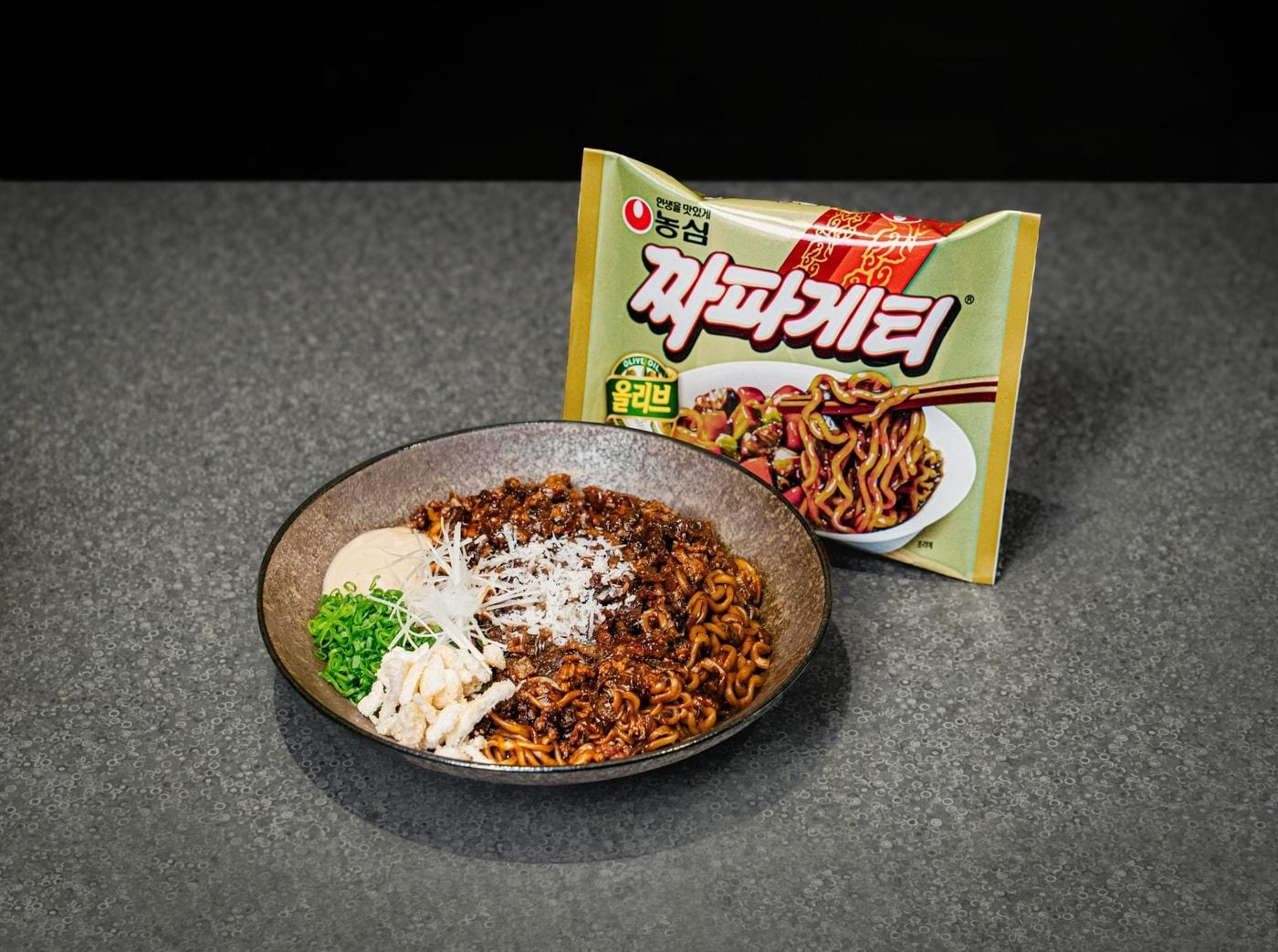 본문 이미지 - 농심 농심면가 '몽탄 짜파게티' 메뉴 연출 사진.(농심 제공)