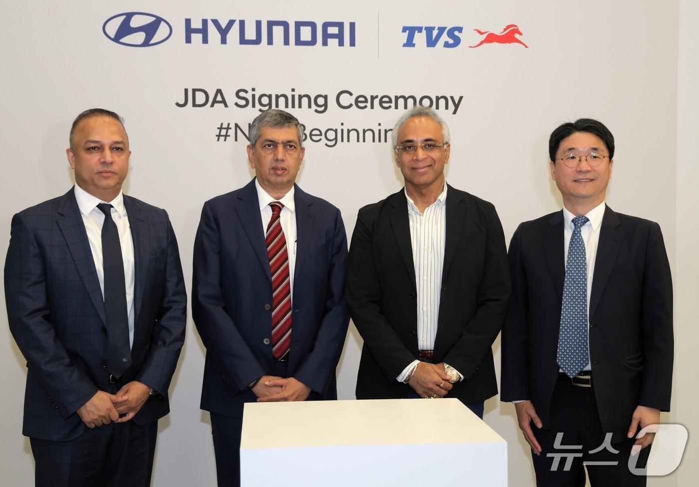 본문 이미지 - (현대차는 20일(현지시간) 인도 델리의 바랏 만다팜 컨벤션 센터에서 인도의 3륜 차량 생산업체인 TVS 모터 컴퍼니(이하 TVS)와 '3륜 EV의 개발 및 상용화를 위한 공동개발협약'을 체결했다. (왼쪽부터) TVS 전략 담당 샤라드 모한 미쉬라(Sharad Mohan Mishra) 사장, TVS CEO K.N. 라다크리쉬난(K.N. Radhakrishnan), 현대차 인도법인(Hyundai Motor India Limited) 최고법률책임자(CLO) 아미타브 랄 다스(Amitabh Lal Das), 현대차 경영전략담당 고중선 전무가 기념 촬영을 하는 모습. (현대차 제공)