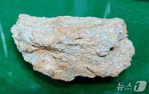 본문 이미지 -  천연 광물 일라이트(자료사진)