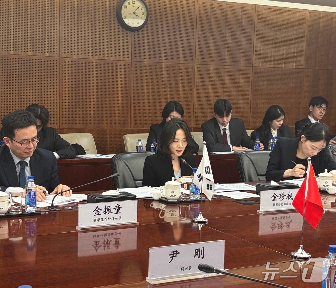 본문 이미지 - 김진아 외교부 제2차관이 20일 중국 베이징에서 옌동 중국 상무부 부부장과 제29차 한중 경제공동위를 개최하고 양국 경제 협력 방안을 논의했다. 2026.04.21. (외교부 제공)