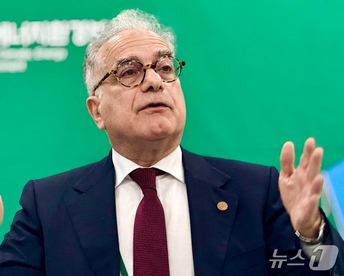 본문 이미지 - 우고 아스투토 주한 EU대사가 20일 '제3차 유엔기후변화협약(UNFCCC) 기후주간' 및 기후에너지환경부 '녹색대전환(GX) 국제주간' 기자간담회에서 발언하고 있다. ⓒ 뉴스1 황덕현 기자