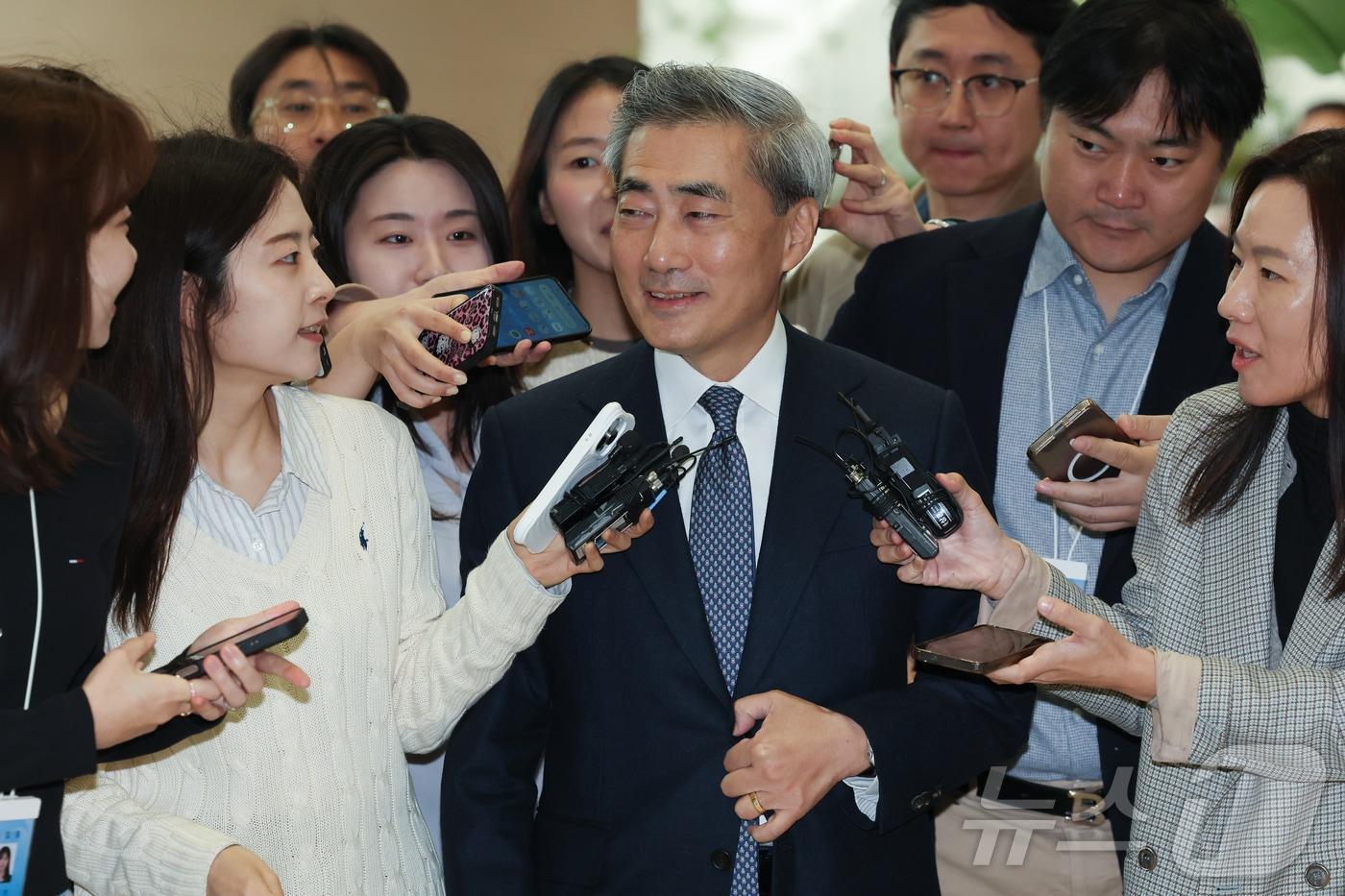본문 이미지 - 신현송 한국은행 총재가 21일 오전 서울 중구 한국은행 본관으로 첫 출근을 하며 취재진 질문을 받고 있다. 2026.4.21 ⓒ 뉴스1 이종수 인턴기자