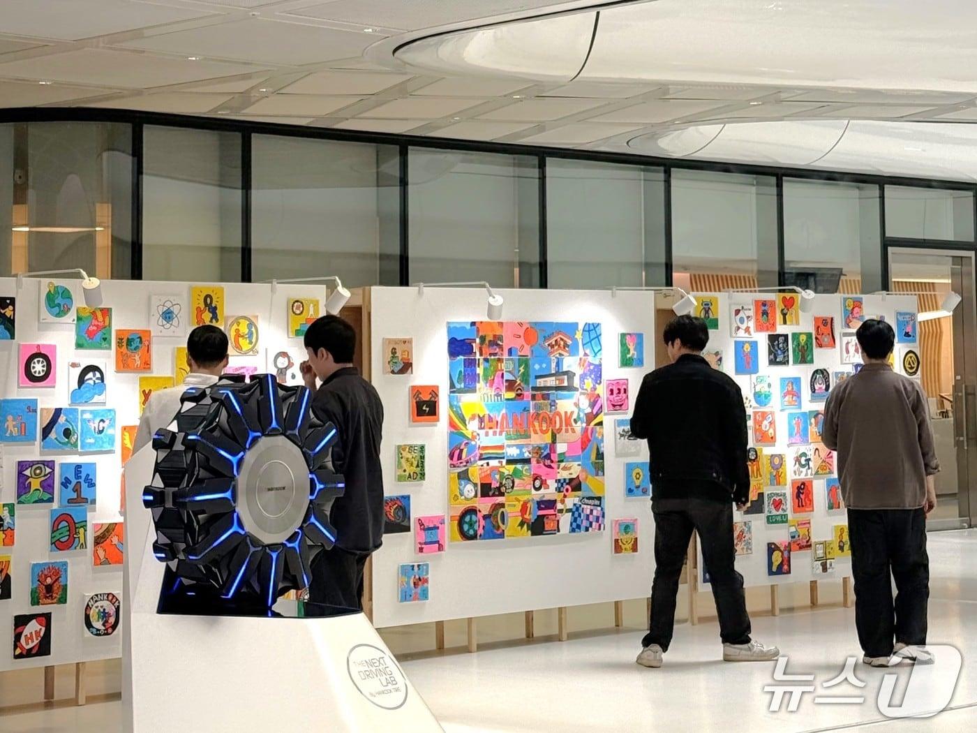 본문 이미지 -  한국앤컴퍼니그룹 임직원들이 대전 한국테크노돔에서 열린 사내 전시 ‘한국(HANKOOK) 갤러리’를 관람하고 있다. (한국앤컴퍼니그룹 제공)