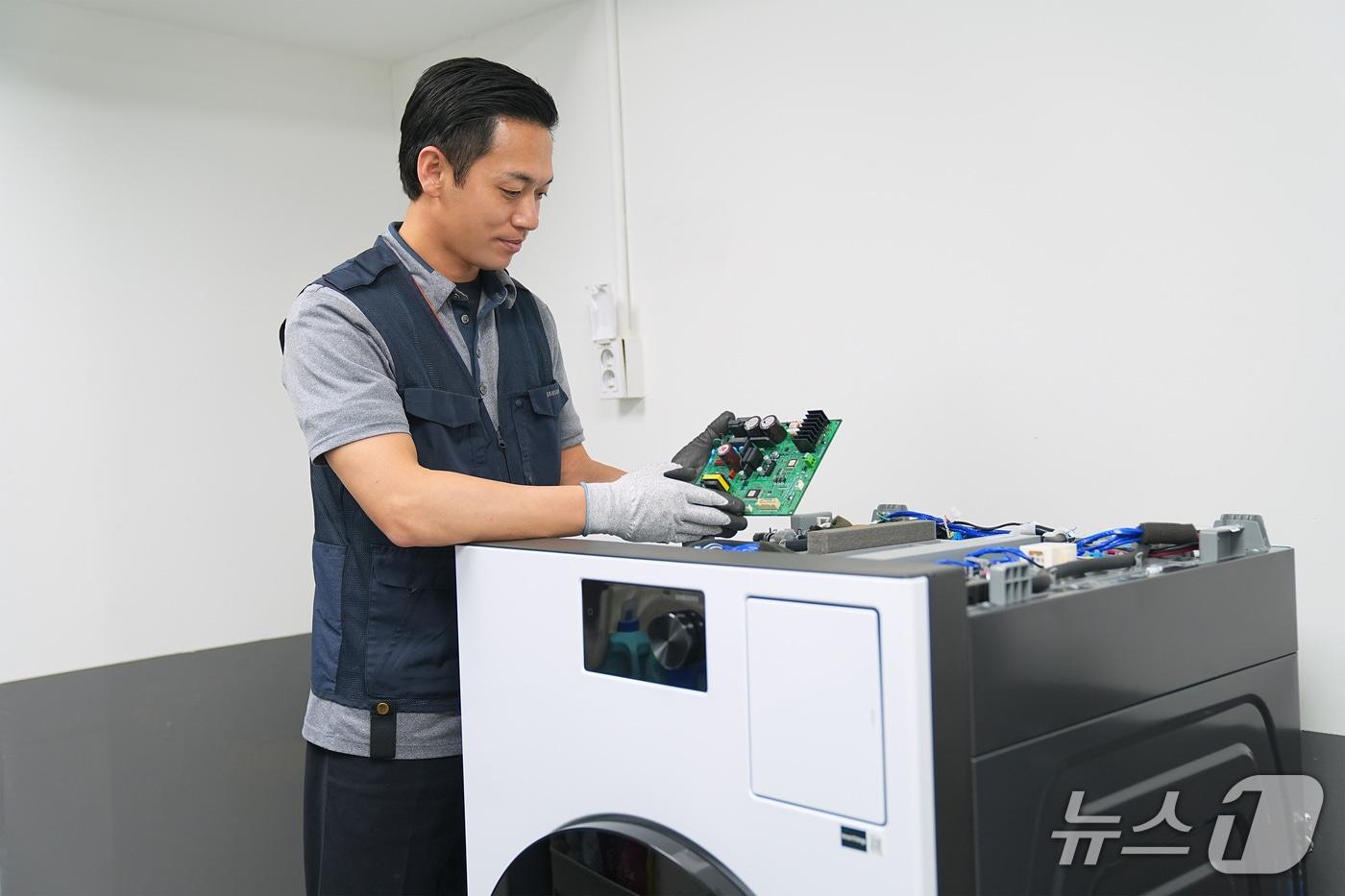 본문 이미지 - 삼성전자서비스 엔지니어가 세탁기, 스마트폰 수리를 제공하는 모습 (사진제공 = 삼성전자서비스) 
