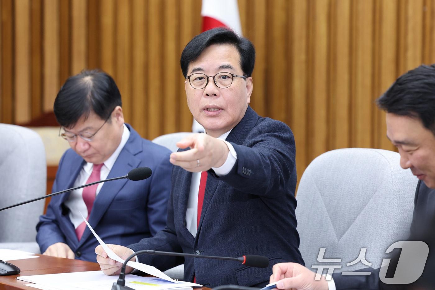 본문 이미지 - 송언석 국민의힘 원내대표가 21일 서울 여의도 국회에서 열린 원내대책회의에서 발언하고 있다. 2026.4.21 ⓒ 뉴스1 신웅수 기자