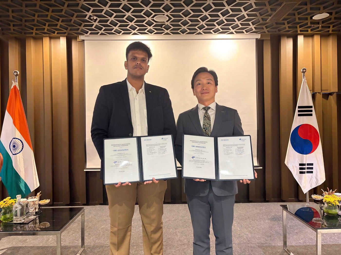 본문 이미지 - 아파라지트 뱅갈로르 수브라 마니마란 그라하 스페이스 프로젝트 총괄 책임자(왼쪽)와 문진호 이노스페이스 해외영업팀장이 MOU 체결식 후 사진촬영하고 있다.(이노스페이스 제공)