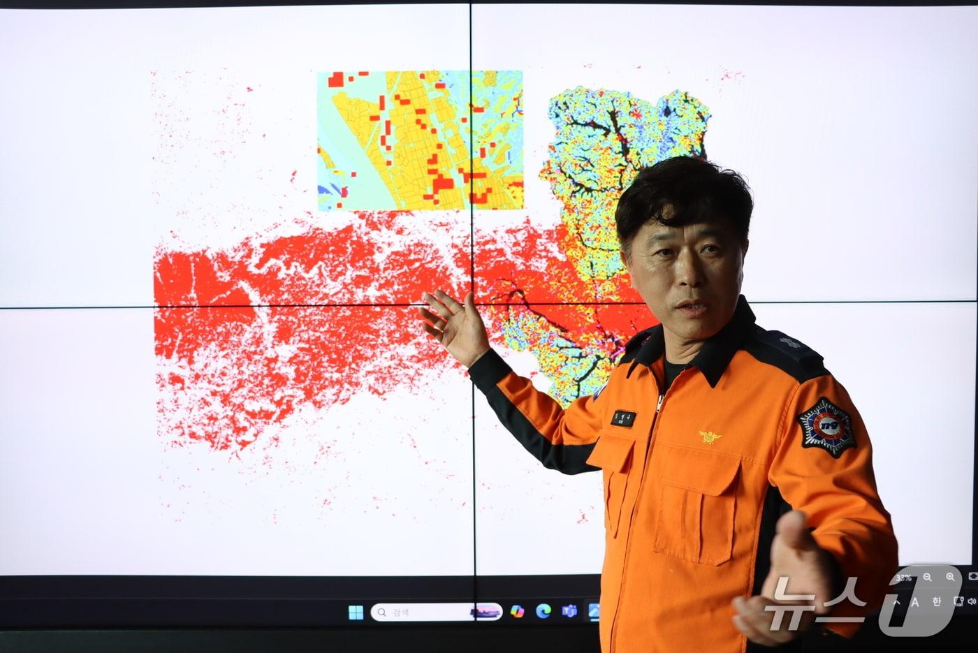 본문 이미지 - 경북 영덕소방서가 AI기반 지리정보시스템(GIS)을 개발해 산불 발생 위험이 높은 지역 30곳에 대해 집중관리에 나섰다. 사진은 위성 자료를 분석한 자료를 소개하는 모습. (영덕소방서 제공, 재판매 및 DB금지) 2026.4.21/뉴스1 