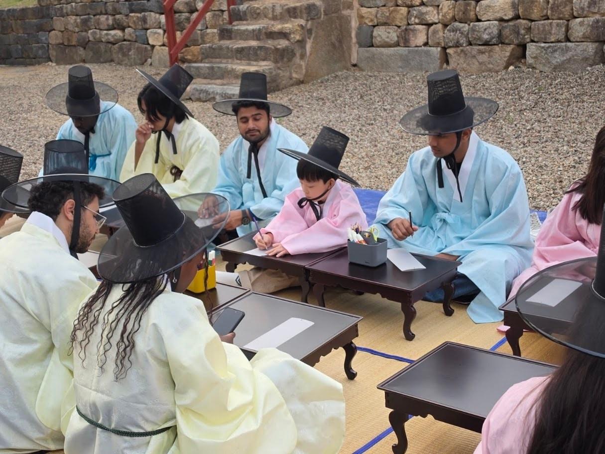 본문 이미지 - '부여 국가유산 야행' 외국인 팸투어 진행 모습.(부여군 제공. 재판매 및 DB금지)/뉴스1