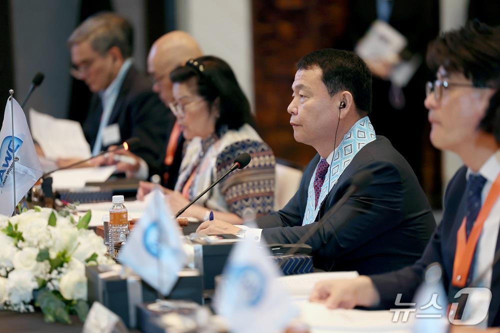 본문 이미지 - 필리핀 마닐라에서 제24차 아시아물위원회 이사회가 열린 가운데, 윤석대 한국수자원공사 사장(가운데)이 회의를 진행하고 있다.(한국수자원공사 제공.재판매 및 DB금지)/뉴스1