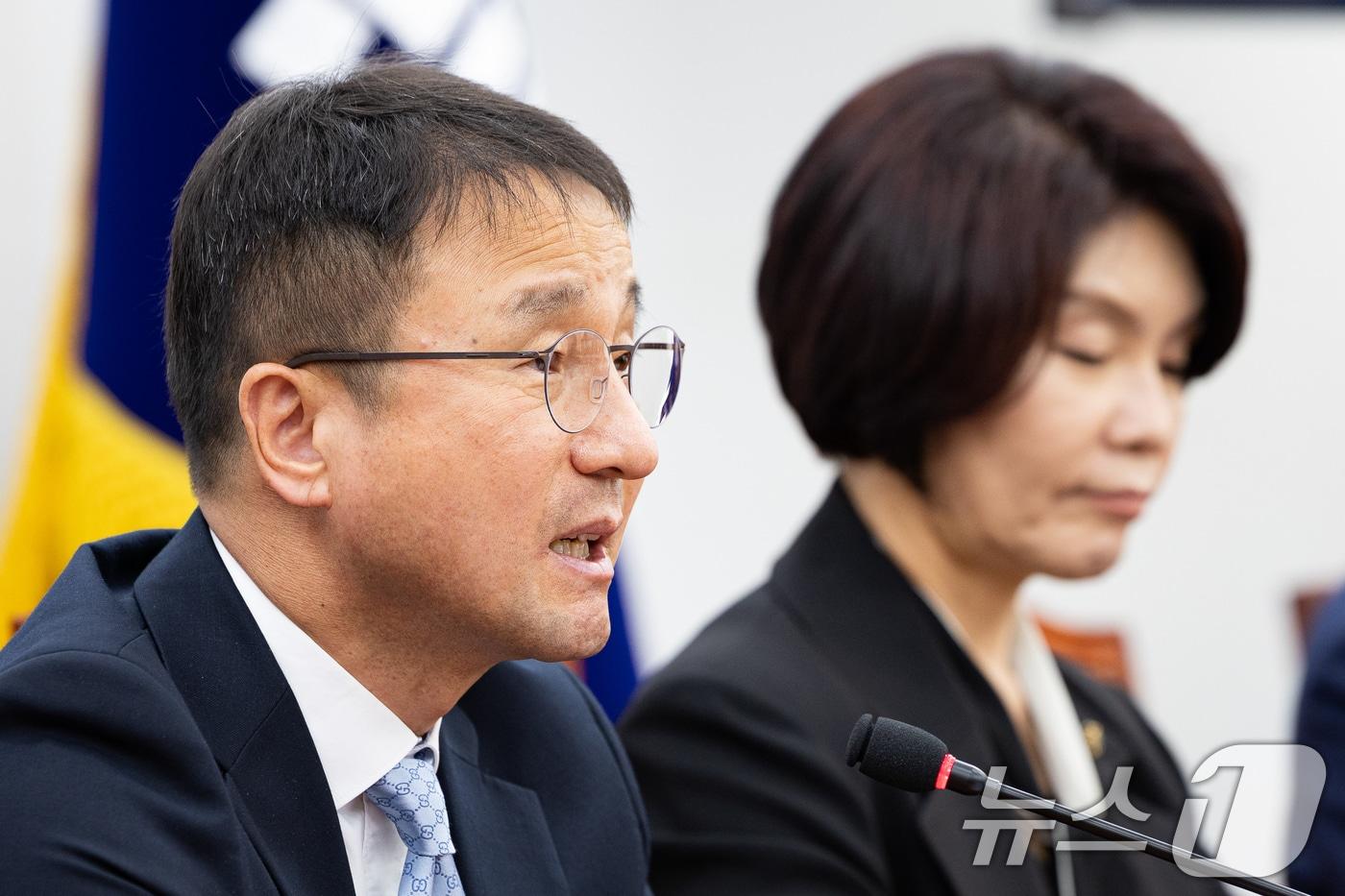 본문 이미지 - 한병도 더불어민주당 원내대표가 21일 서울 여의도 국회에서 열린 원내대책회의에서 모두 발언을 하고 있다. 2026.4.21 ⓒ 뉴스1 유승관 기자