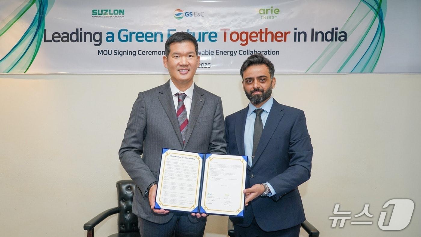 본문 이미지 - GS건설 허윤홍 대표(사진 왼쪽)과 아리 에너지(Arie Energy) 비슈와지트 파르마르(Vishwajitsinh Parmar) 대표가 업무협약을 체결하고 기념사진을 촬영하고 있다 (GS건설 제공)