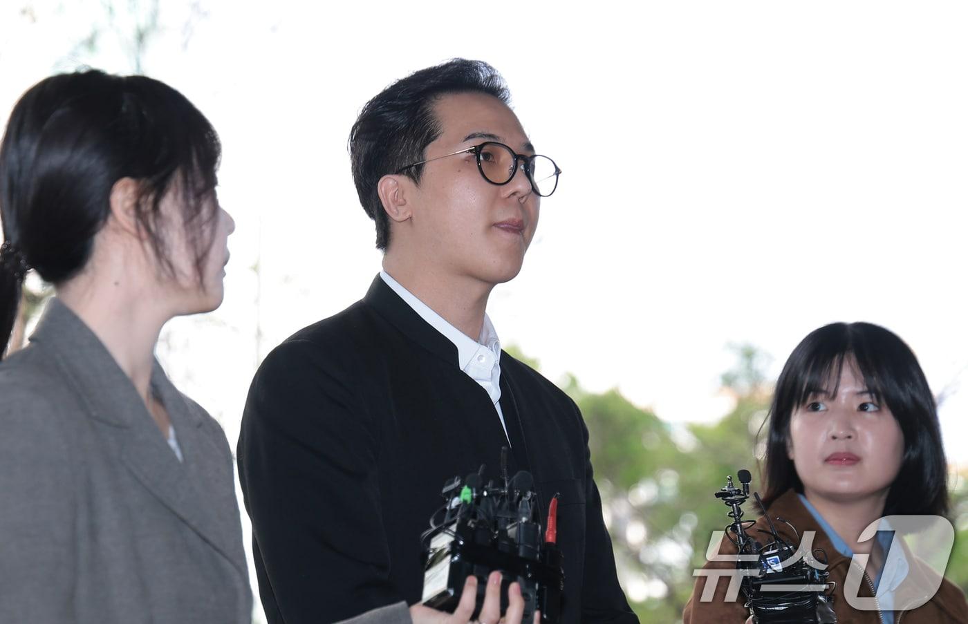 본문 이미지 - ‘부실 복무’ 혐의를 받는 송민호가 21일 서울 마포구 서울서부지방법원에서 열린 1차 공판에 출석해 입장을 밝히고 있다. 2026.4.21 ⓒ 뉴스1 권현진 기자