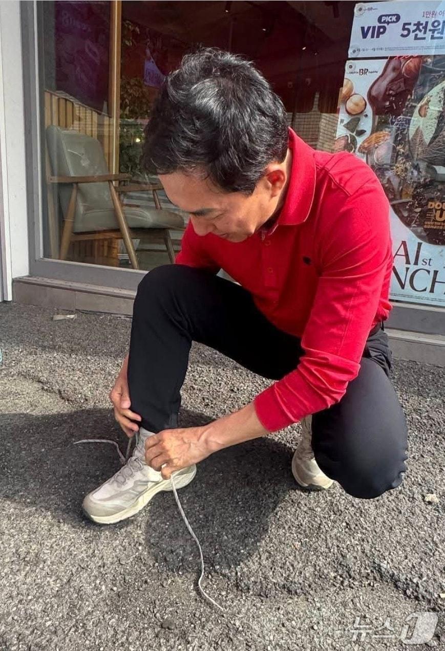 본문 이미지 - 박민식 전 국가보훈부 장관이 신발끈을 조여 매고 있다.(박민식 전 장관 SNS 캡처 재판매 및 DB금지)