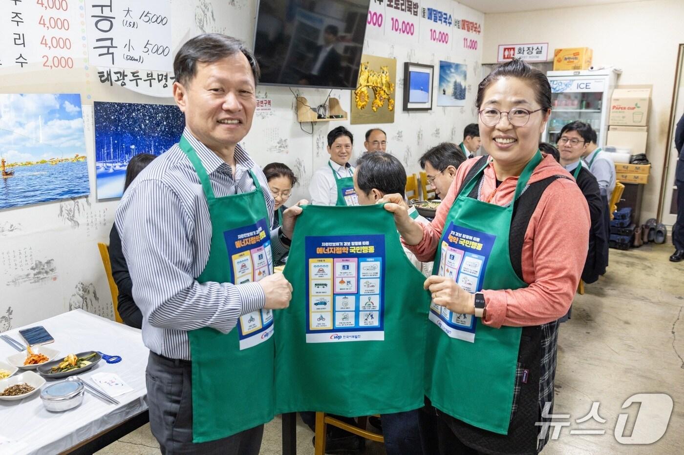 본문 이미지 - 한국서부발전은 20일 본사가 있는 충남 태안군 일대에서 ‘지역 식당과 함께하는 에너지절약 실천 캠페인’을 추진했다. 사진은 이정복 서부발전 사장(왼쪽)과 지역 상인이 기념 촬영하는 모습.(사진제공=서부발전)
