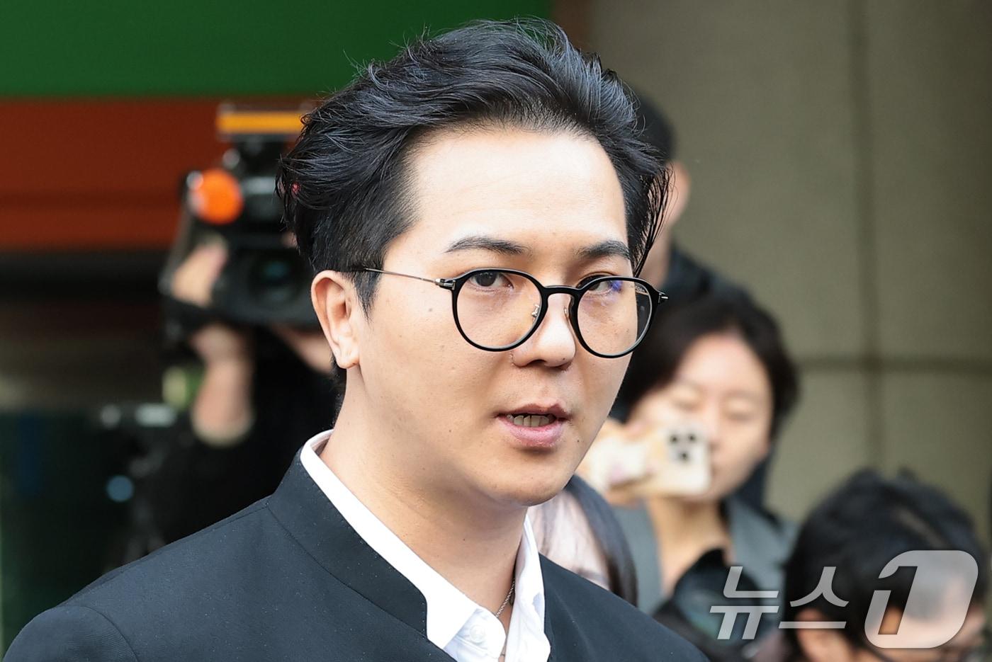 본문 이미지 - ‘부실 복무’ 혐의를 받는 송민호가 21일 서울 마포구 서울서부지방법원에서 열린 1차 공판을 마친 뒤 준비된 차량으로 이동하고 있다. 2026.4.21 ⓒ 뉴스1 권현진 기자