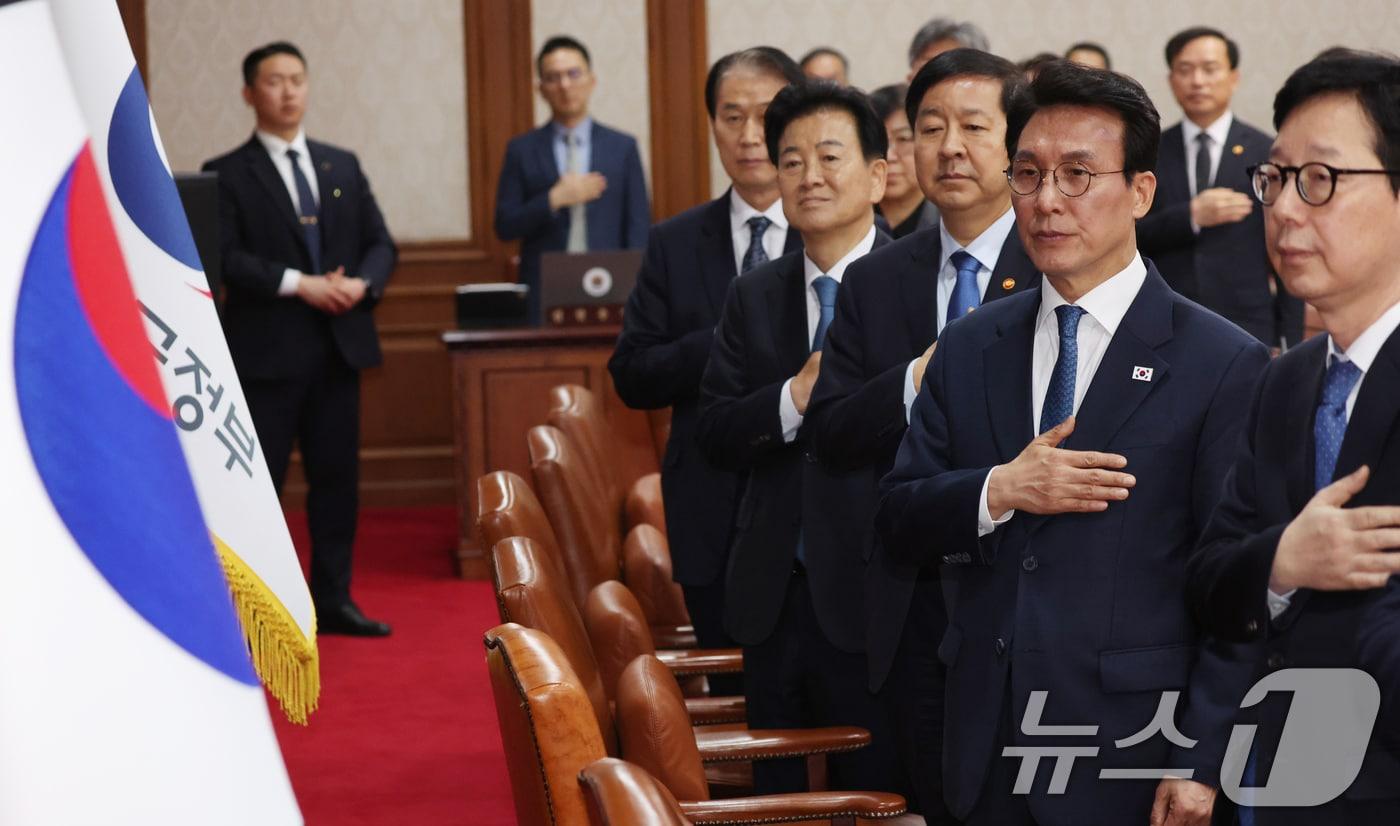 본문 이미지 - 김민석 국무총리와 국무위원들이 21일 오전 서울 종로구 세종대로 정부서울청사에서 열린 국무회의 겸 비상경제본부회의에서 국기에 대한 경례를 하고 있다. 2026.4.21 ⓒ 뉴스1 김명섭 기자
