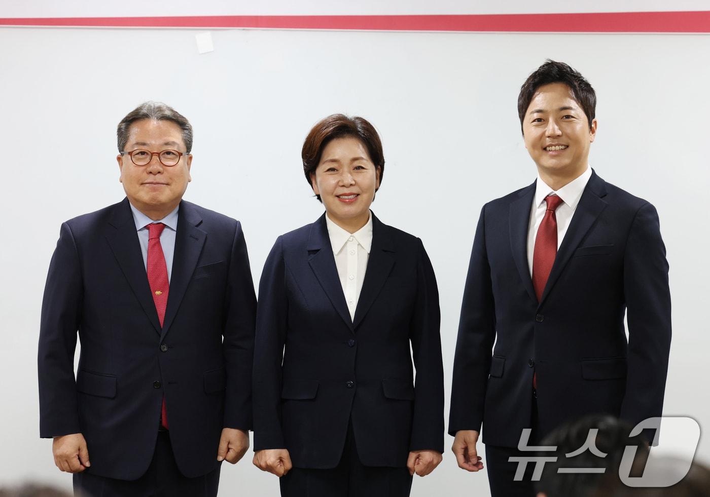 본문 이미지 - 조광한, 양향자, 이성배 국민의힘 경기도지사 예비후보들이 21일 경기 수원시 영통구 경기도의회 중회의실에서 열린 '경기도의회 국민의힘 의원총회'에서 기념 촬영을 하고 있다. 2026.4.21 ⓒ 뉴스1 김영운 기자