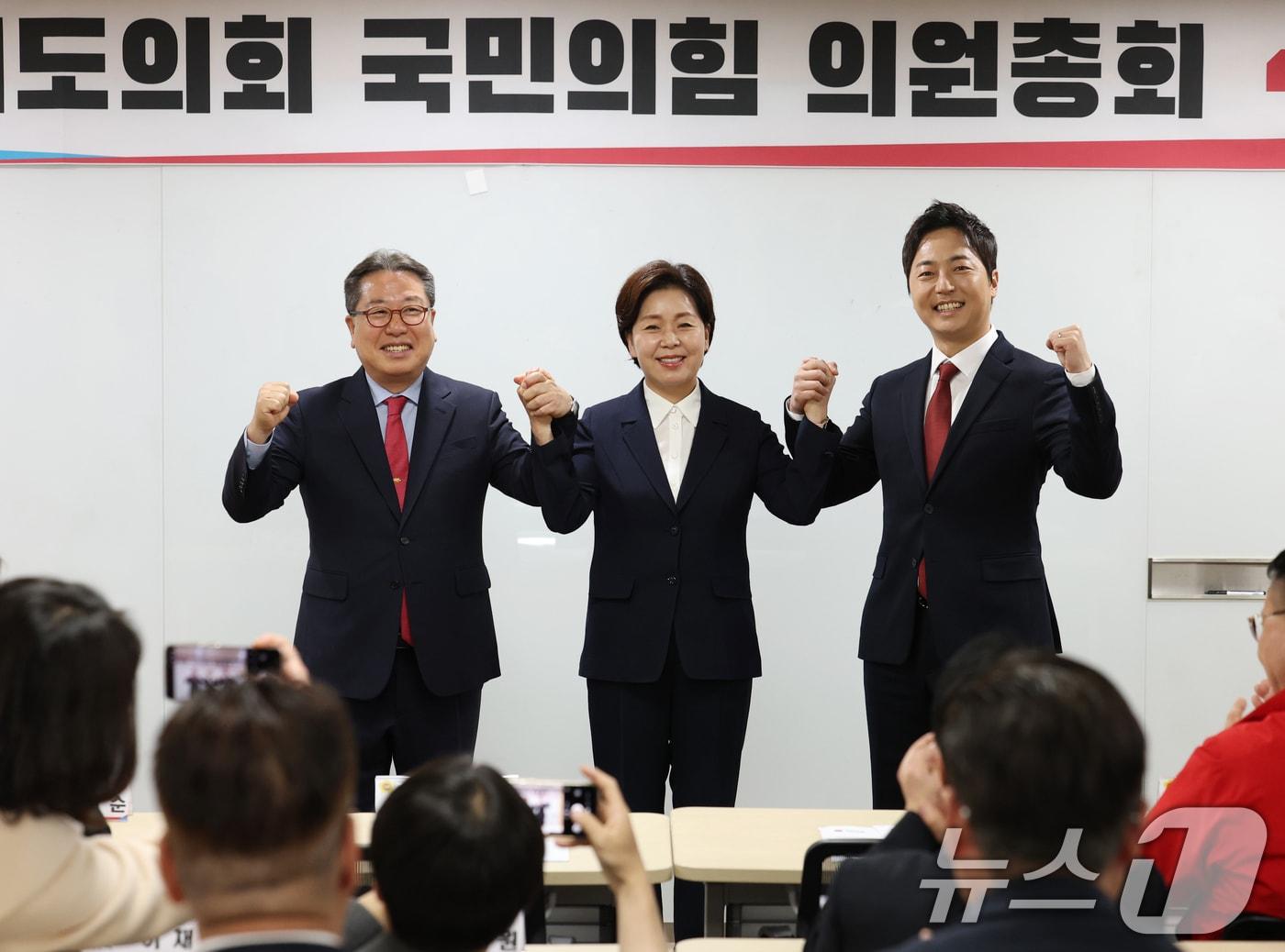 본문 이미지 - 조광한·양향자·이성배 국민의힘 경기도지사 예비후보들이 21일 경기 수원시 영통구 경기도의회 중회의실에서 열린 '경기도의회 국민의힘 의원총회'에서 기념촬영을 하고 있다. 2026.4.21 ⓒ 뉴스1 김영운 기자