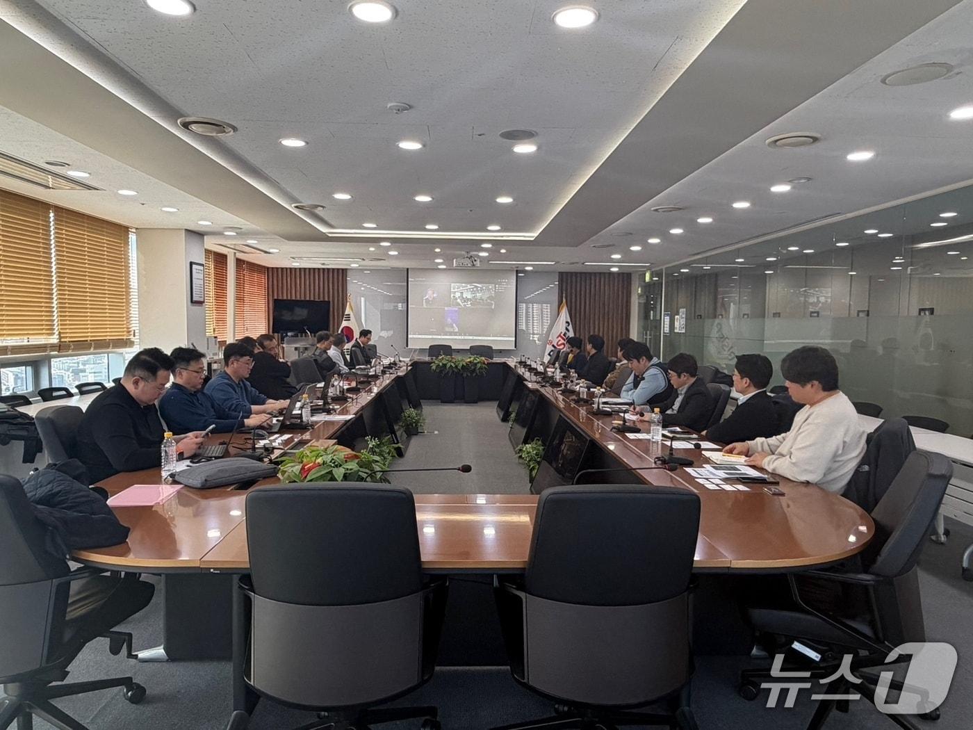 본문 이미지 - 부산과학기술고등교육진흥원(BISTEP)이 부산시와 방위사업청의 국방 첨단전략 분야 사업인 '방산 혁신클러스터' 유치를 위한 회의를 진행 중인 모습. (BISTEP 제공. 재판매 및 DB금지)