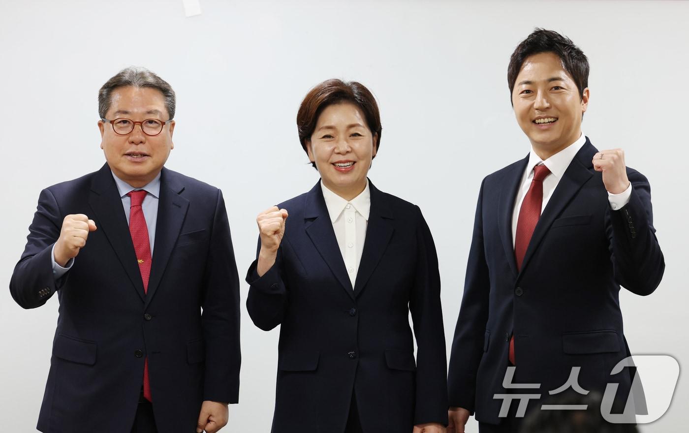본문 이미지 - 조광한·양향자·이성배 국민의힘 경기도지사 예비후보들이 21일 경기 수원시 영통구 경기도의회 중회의실에서 열린 '경기도의회 국민의힘 의원총회'에서 기념촬영을 하고 있다. 2026.4.21 ⓒ 뉴스1 김영운 기자