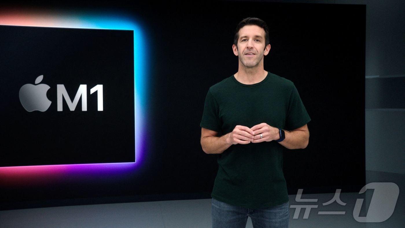 본문 이미지 - 2020년 11월 10일(현지시간) 존 터너스 애플 하드웨어 엔지니어링 부문 수석 부사장이 캘리포니아주 쿠퍼티노 애플파크에서 열린 특별 행사에서 맥을 위해 특별히 설계된 첫 번째 칩인 M1을 공개하고 있다. 터너스는 팀 쿡 애플 최고경영자(CEO)의 뒤를 이어 오는 9월 1일부터 애플 CEO를 맡게 된다. 2020.11.10. ⓒ AFP=뉴스1