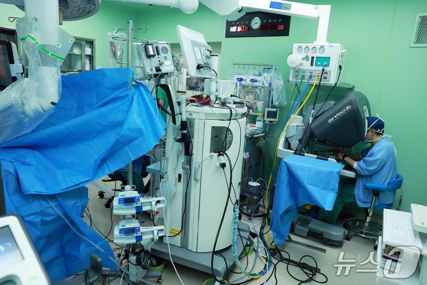 본문 이미지 - 함원식 세브란스병원 로봇내시경수술센터 소장이 로봇수술을 진행 중이다.(세브란스병원 제공)