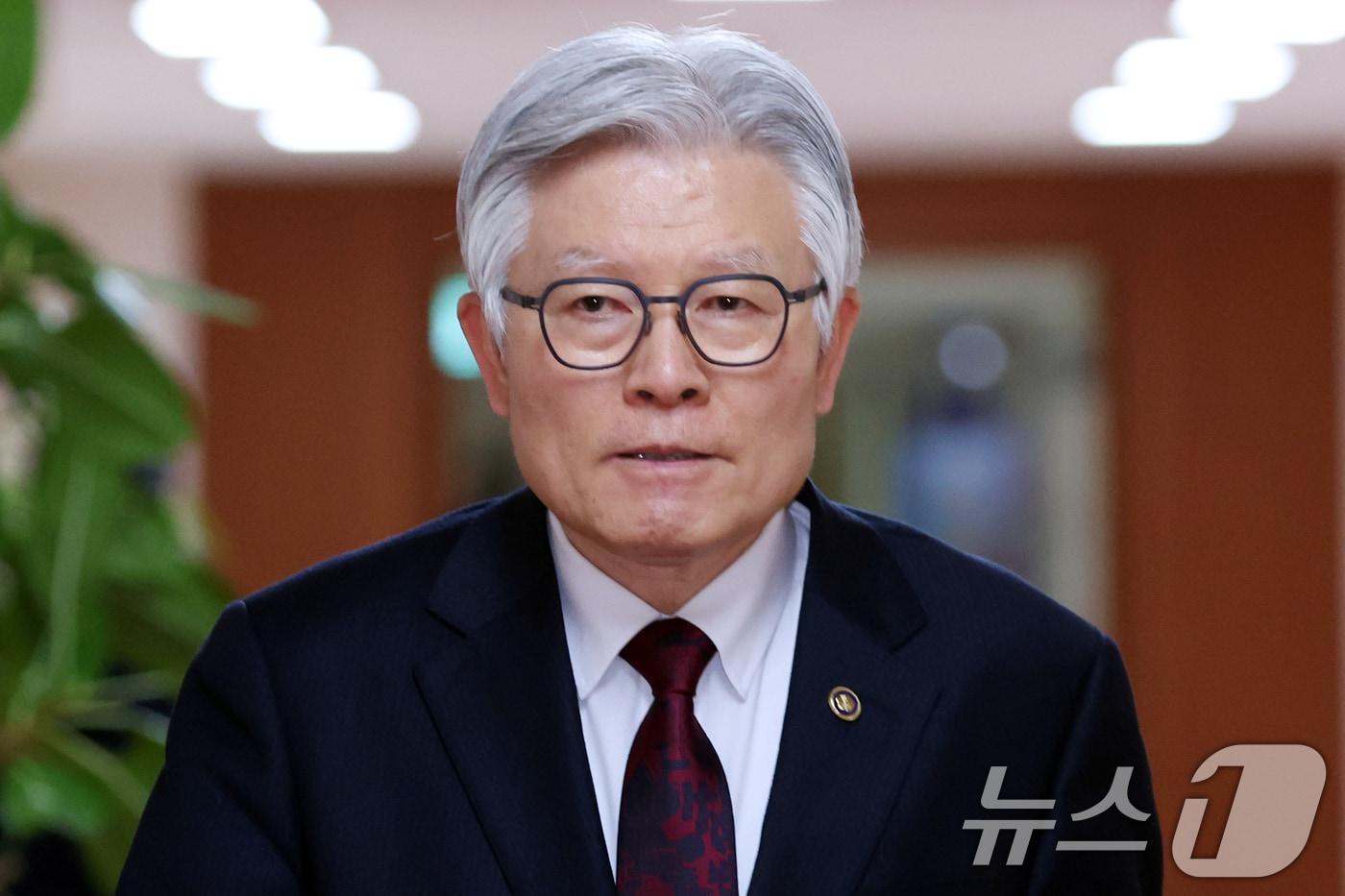 본문 이미지 - 최동석 인사혁신처장이 21일 오전 서울 종로구 세종대로 정부서울청사에서 열린 국무회의 겸 비상경제본부회의에 참석하고 있다. 2026.4.21 ⓒ 뉴스1 김명섭 기자
