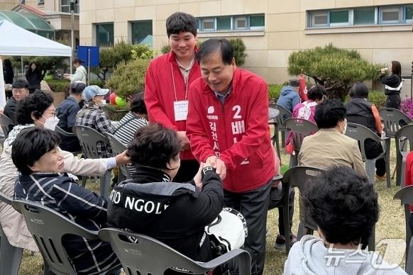 본문 이미지 - 배낙호 김천시장 예비후보가 장애인종합복지관 개관 21주년 행사에서 시민들과 인사를 나누고 있다.(배낙호 캠프 제공. 재판매 및 DB금지)/뉴스1