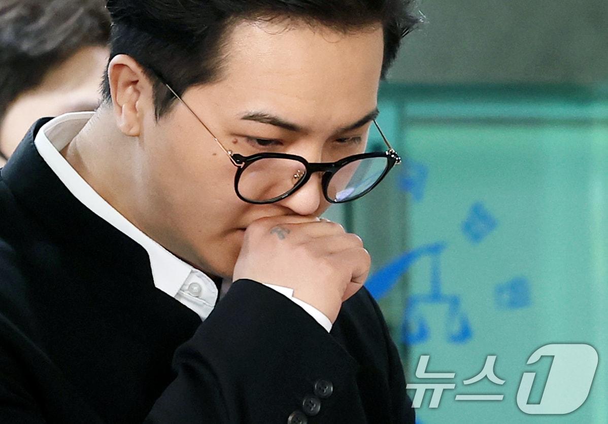 본문 이미지 - ‘부실 복무’ 혐의를 받는 송민호가 21일 서울 마포구 서울서부지방법원에서 열린 1차 공판을 마친 뒤 귀가하고 있다. 서울서부지법 형사10단독으로 열린 이날 공판에서 검찰은 송민호에게 징역 1년 6개월 구형했다. 2026.4.21 ⓒ 뉴스1 권현진 기자